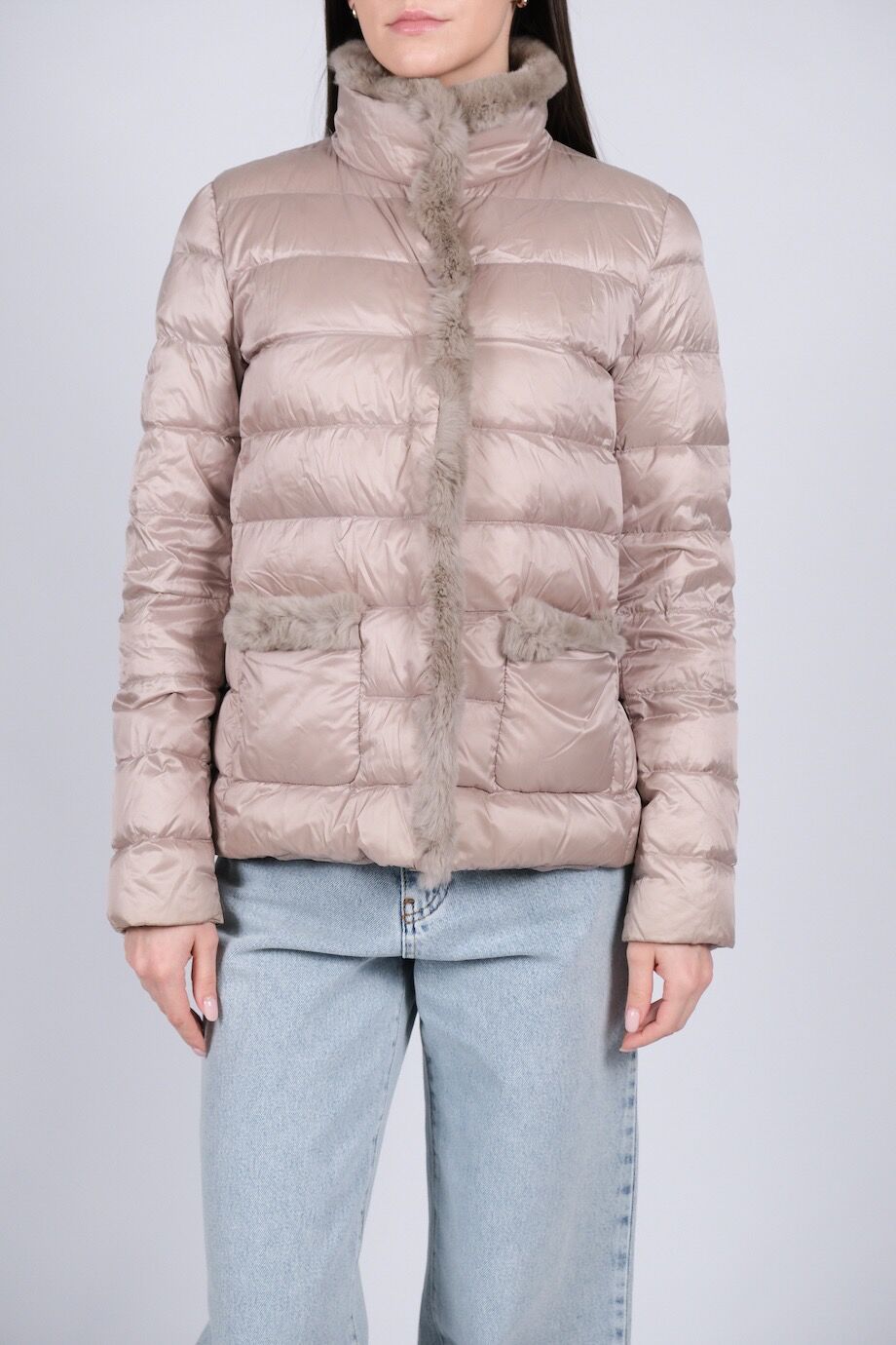 image 1 Пуховик серо-бежевого цвета с меховой отделкой