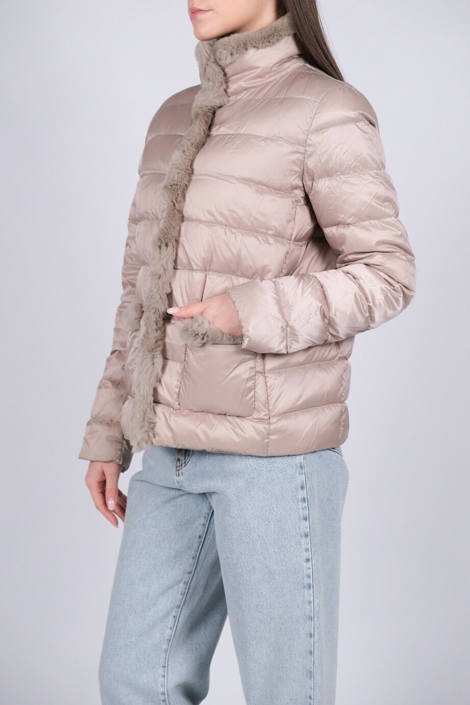 image 2 Пуховик серо-бежевого цвета с меховой отделкой