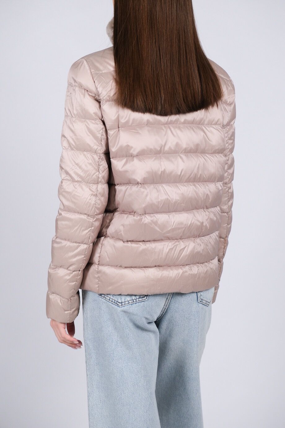 image 3 Пуховик серо-бежевого цвета с меховой отделкой