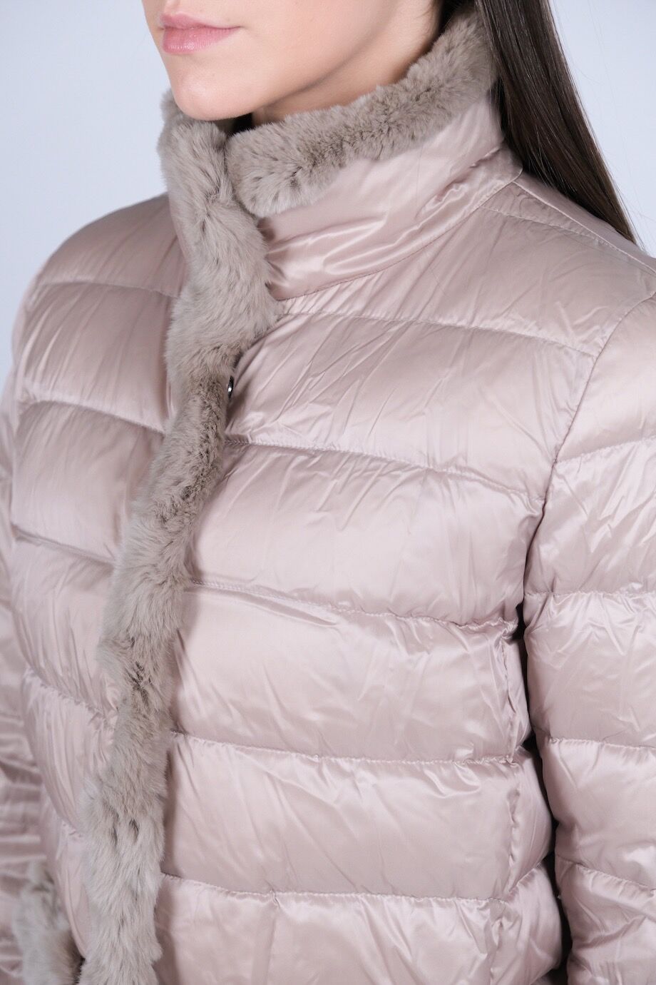 image 4 Пуховик серо-бежевого цвета с меховой отделкой