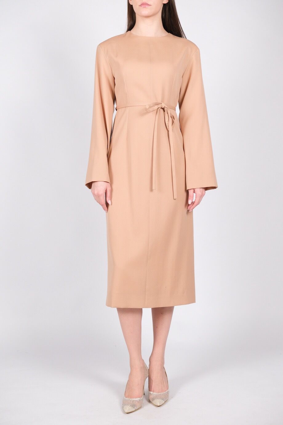 image 1 Платье бежевого цвета с тонким поясом