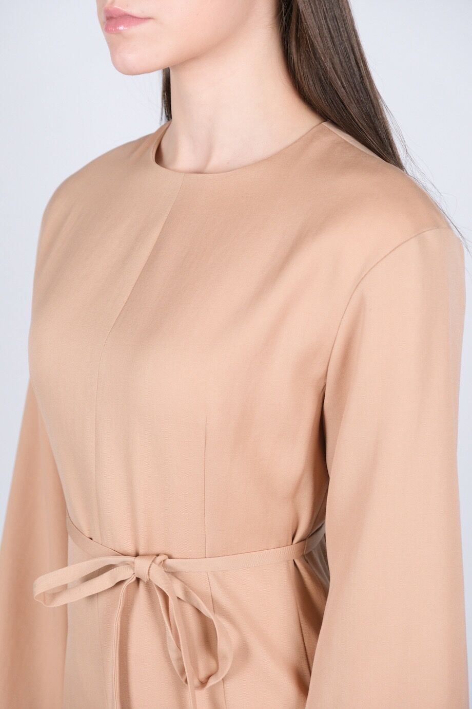 image 4 Платье бежевого цвета с тонким поясом