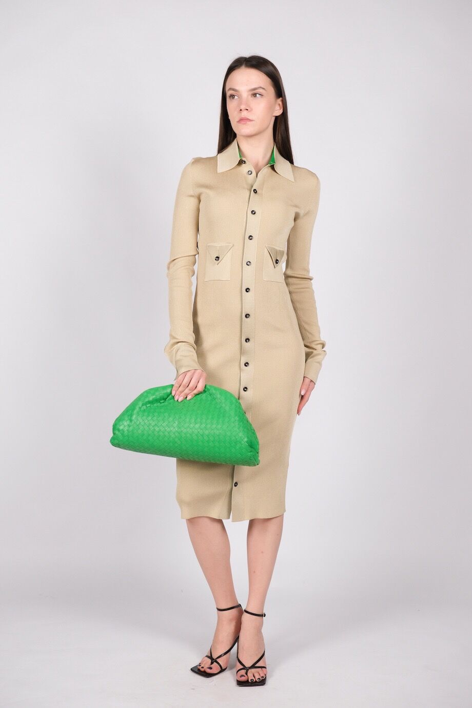 image 2 Шелковое трикотажное платье бежевого цвета на пуговицах