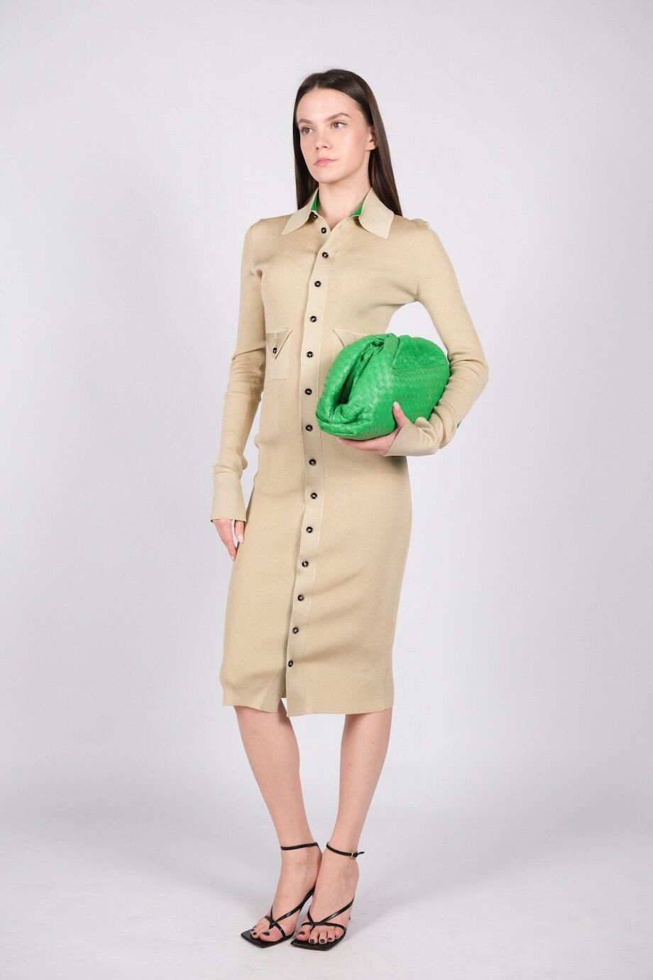 image 1 Шелковое трикотажное платье бежевого цвета на пуговицах