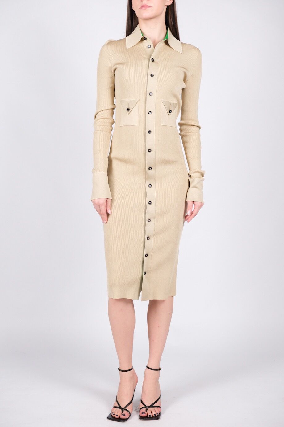 image 3 Шелковое трикотажное платье бежевого цвета на пуговицах