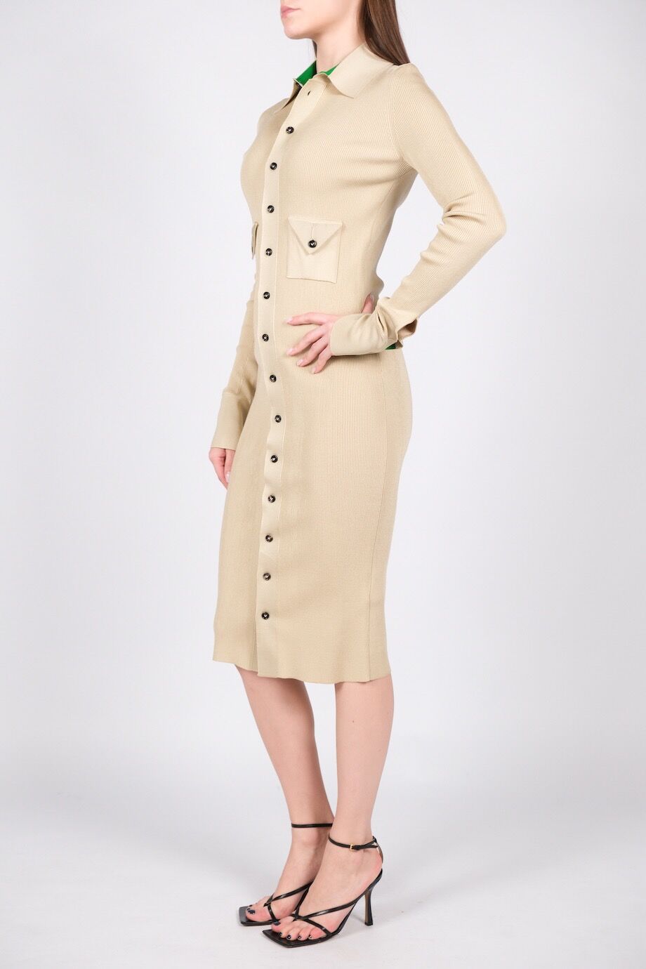 image 4 Шелковое трикотажное платье бежевого цвета на пуговицах