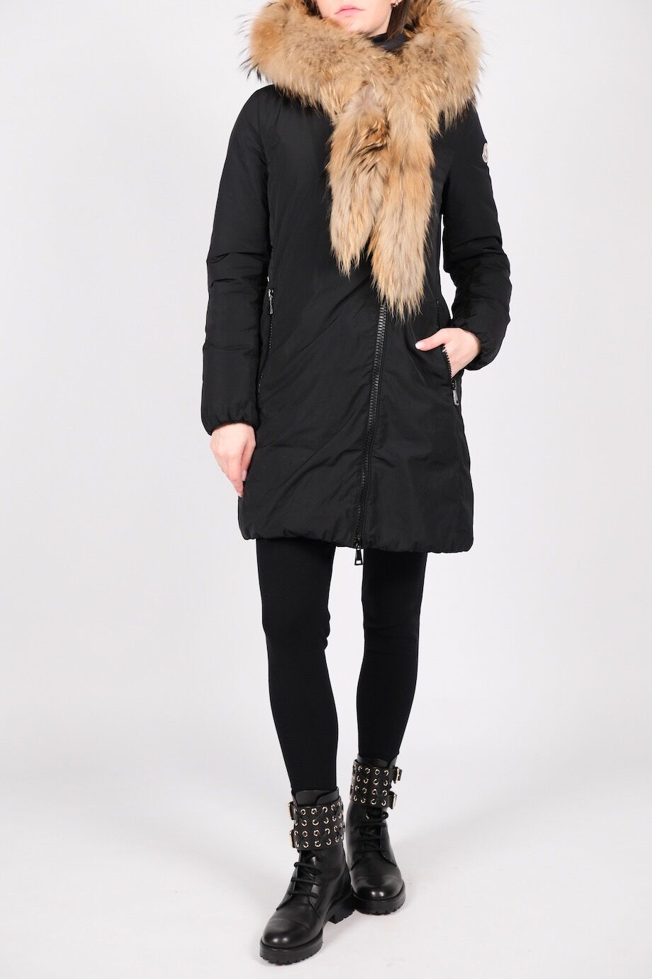 image 1 Пуховик черного цвета с мехом на капюшоне