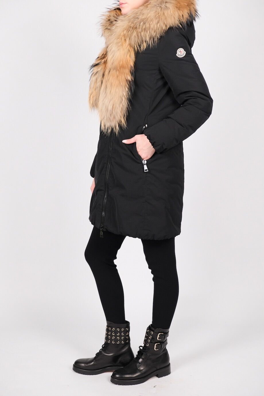 image 2 Пуховик черного цвета с мехом на капюшоне