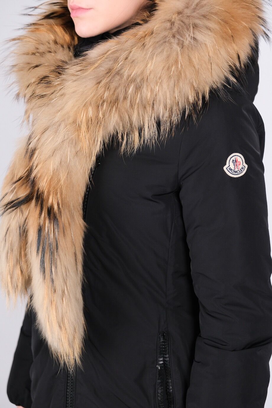 image 4 Пуховик черного цвета с мехом на капюшоне