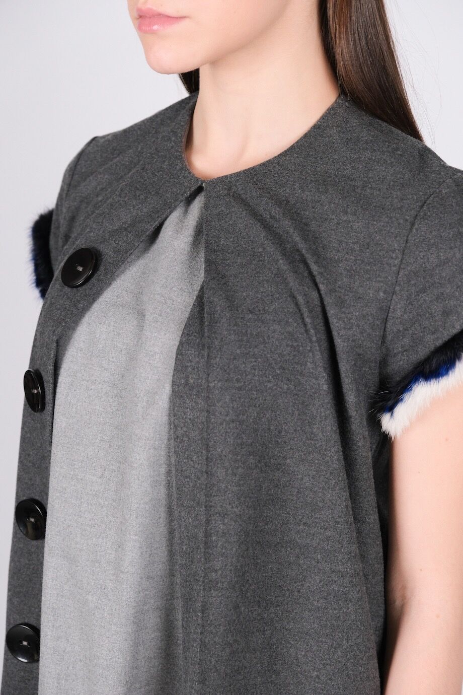 image 4 Платье серого цвета с декором из меха на рукавах