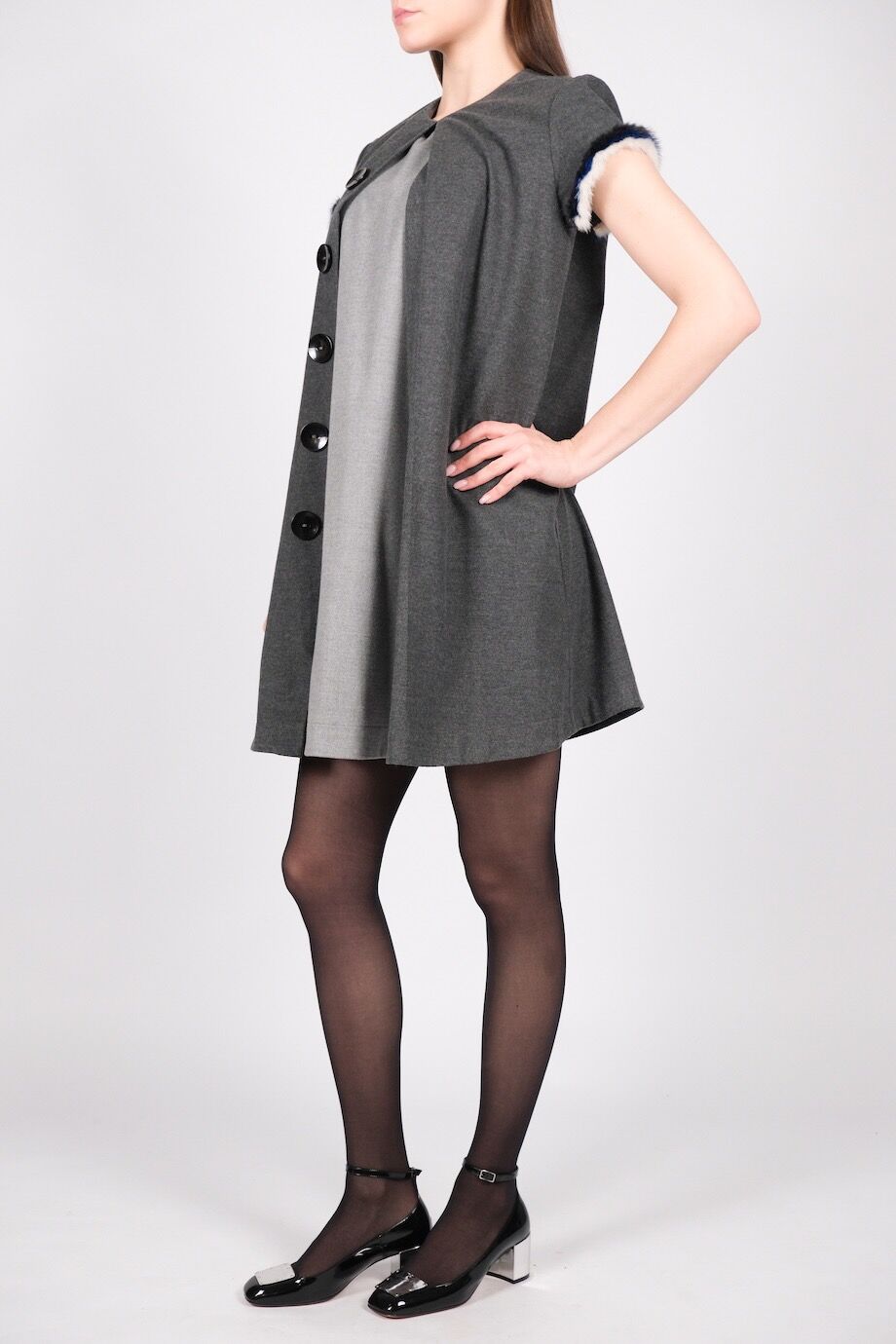 image 2 Платье серого цвета с декором из меха на рукавах