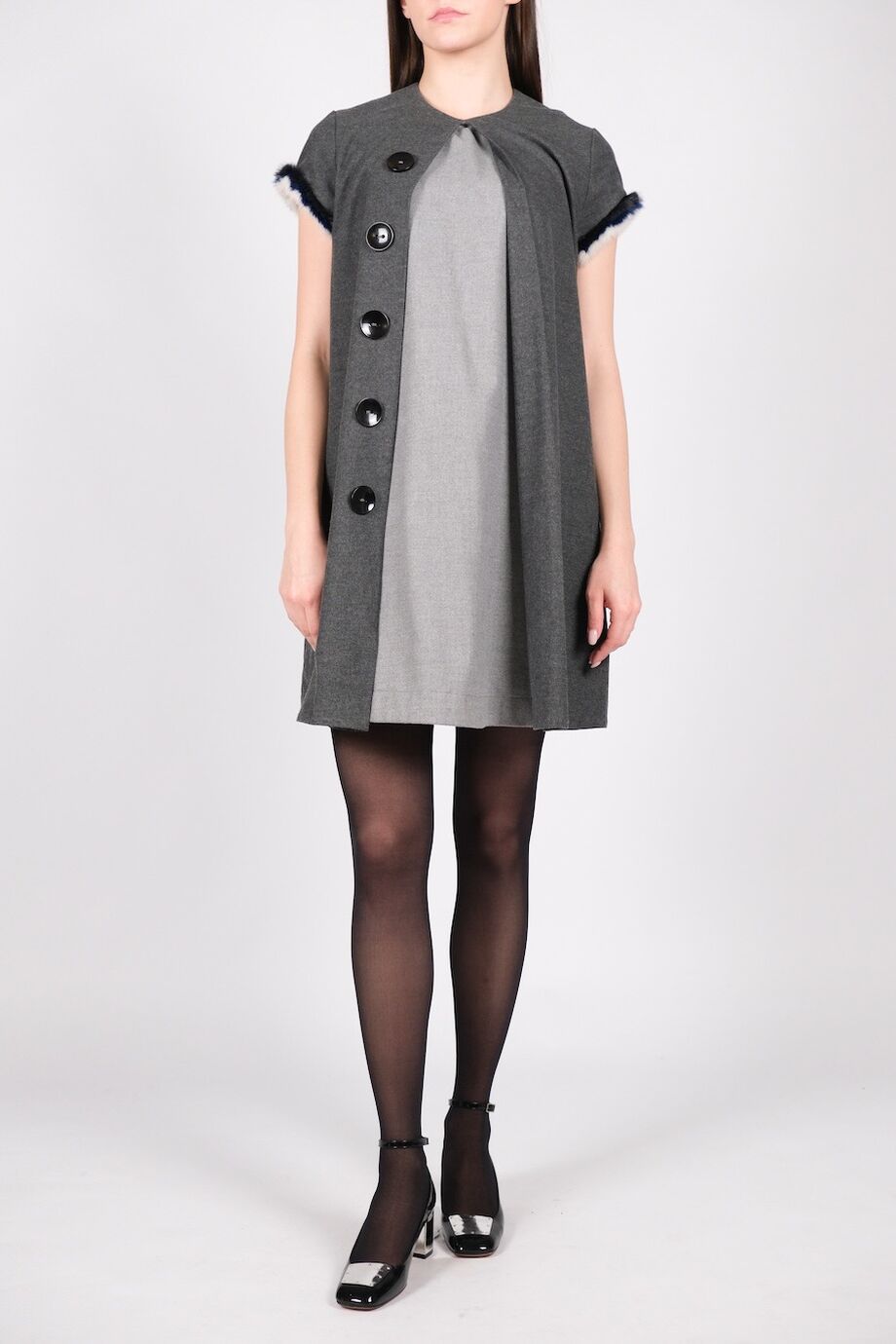 image 1 Платье серого цвета с декором из меха на рукавах