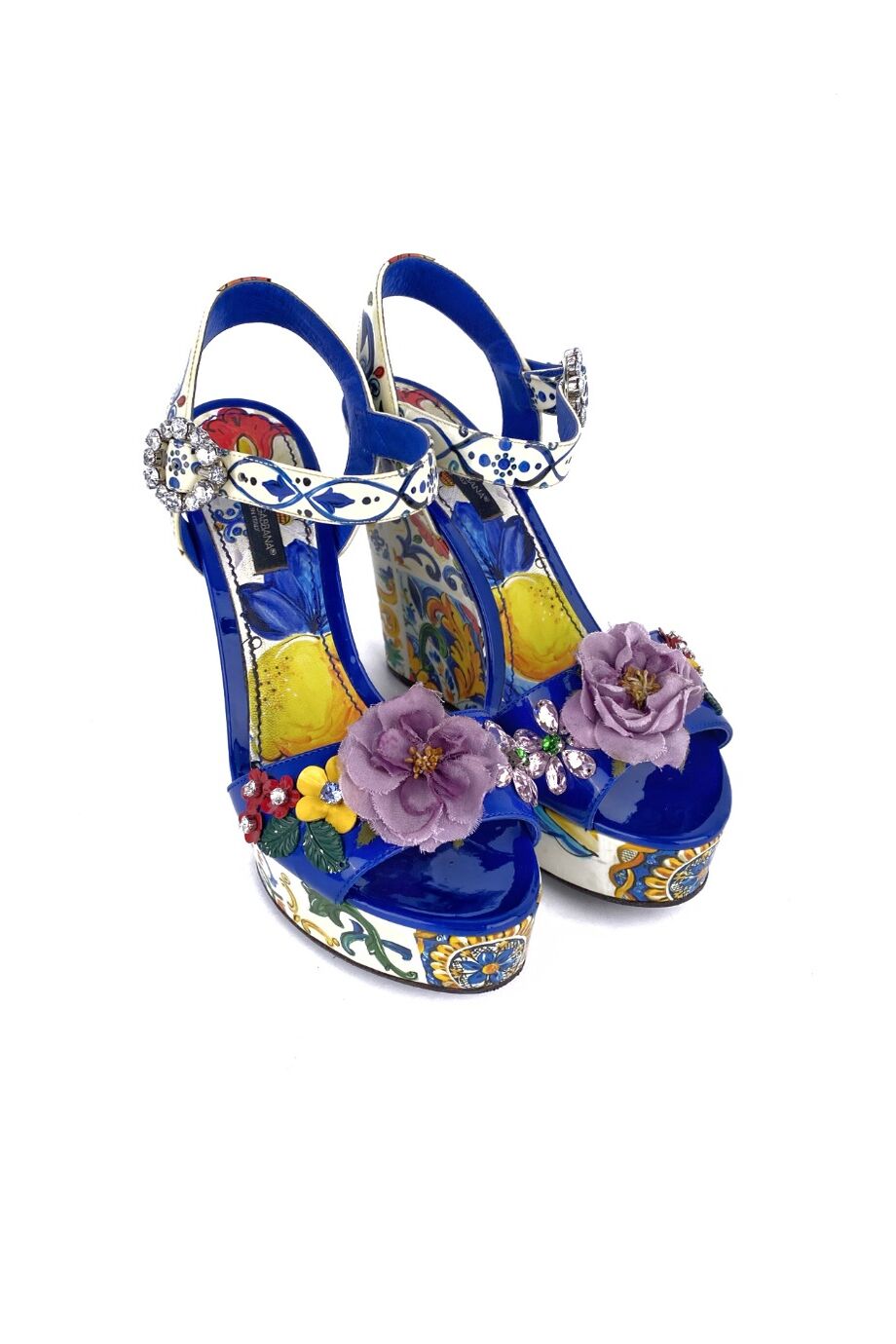 image 1 Лаковые босоножки на танкетке с узором и декором из камней