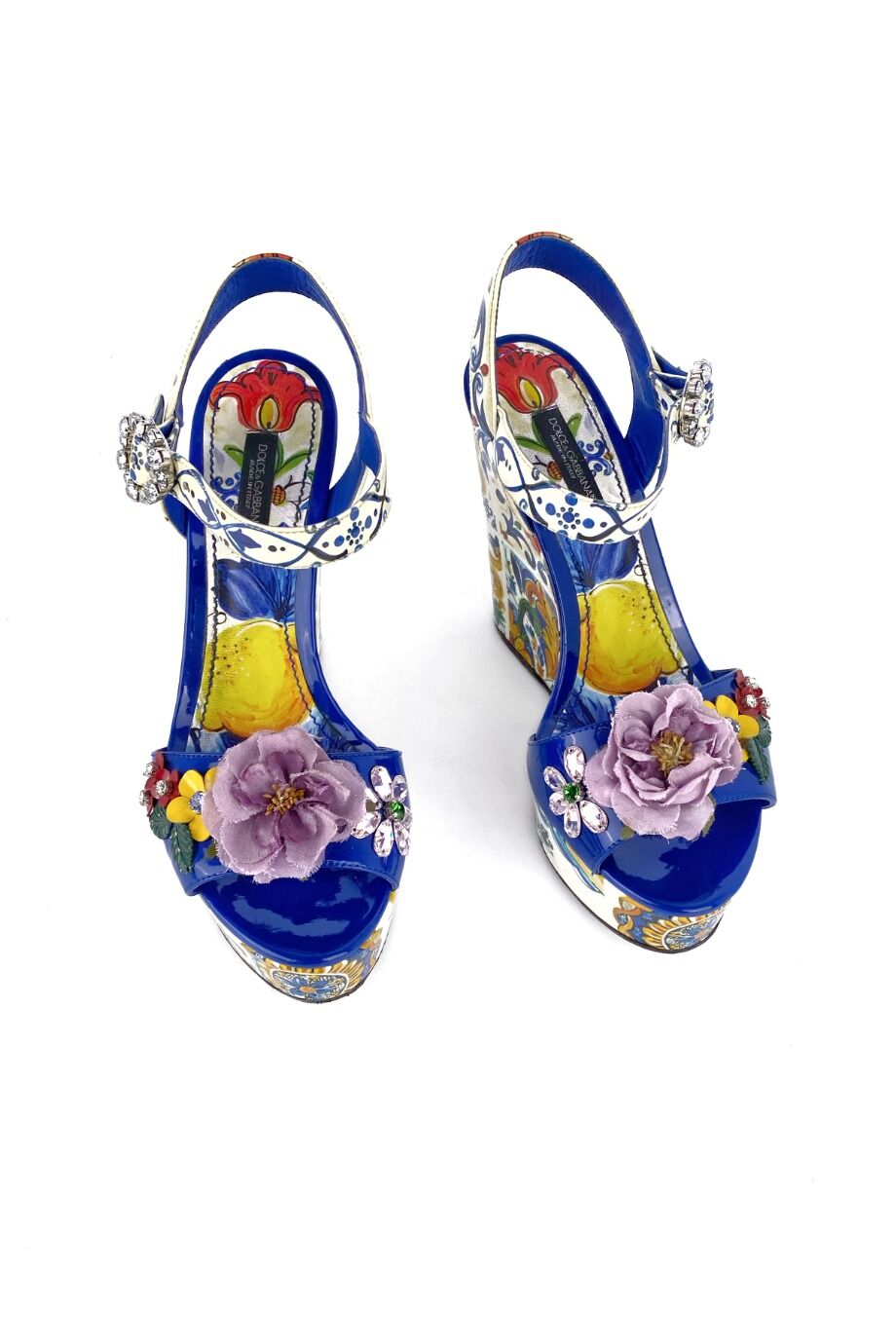 image 2 Лаковые босоножки на танкетке с узором и декором из камней
