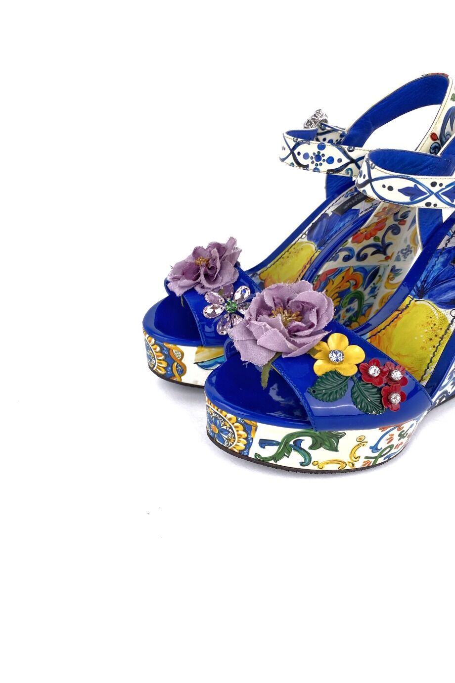 image 3 Лаковые босоножки на танкетке с узором и декором из камней