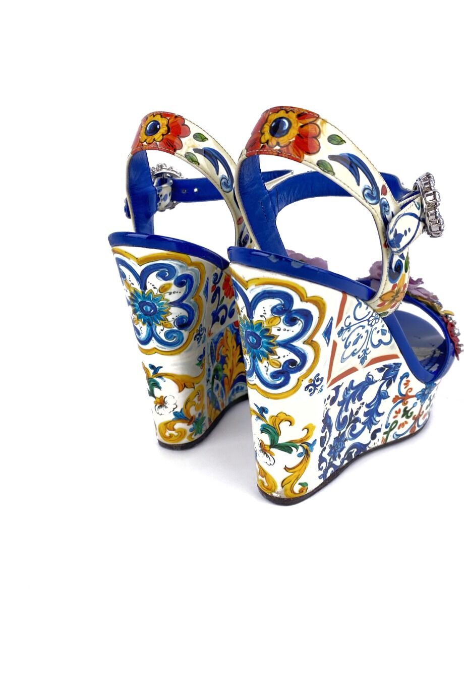 image 4 Лаковые босоножки на танкетке с узором и декором из камней