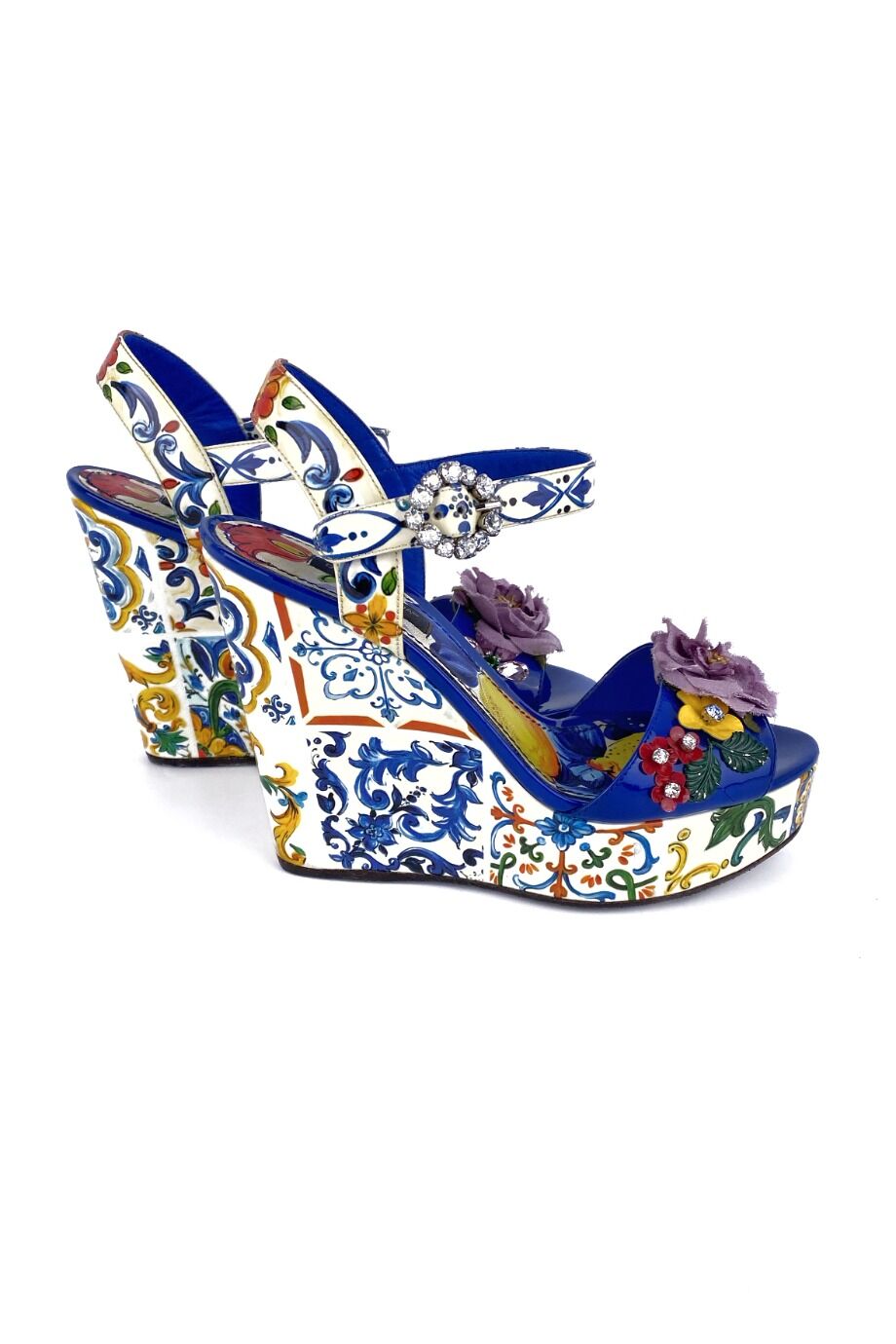 image 5 Лаковые босоножки на танкетке с узором и декором из камней