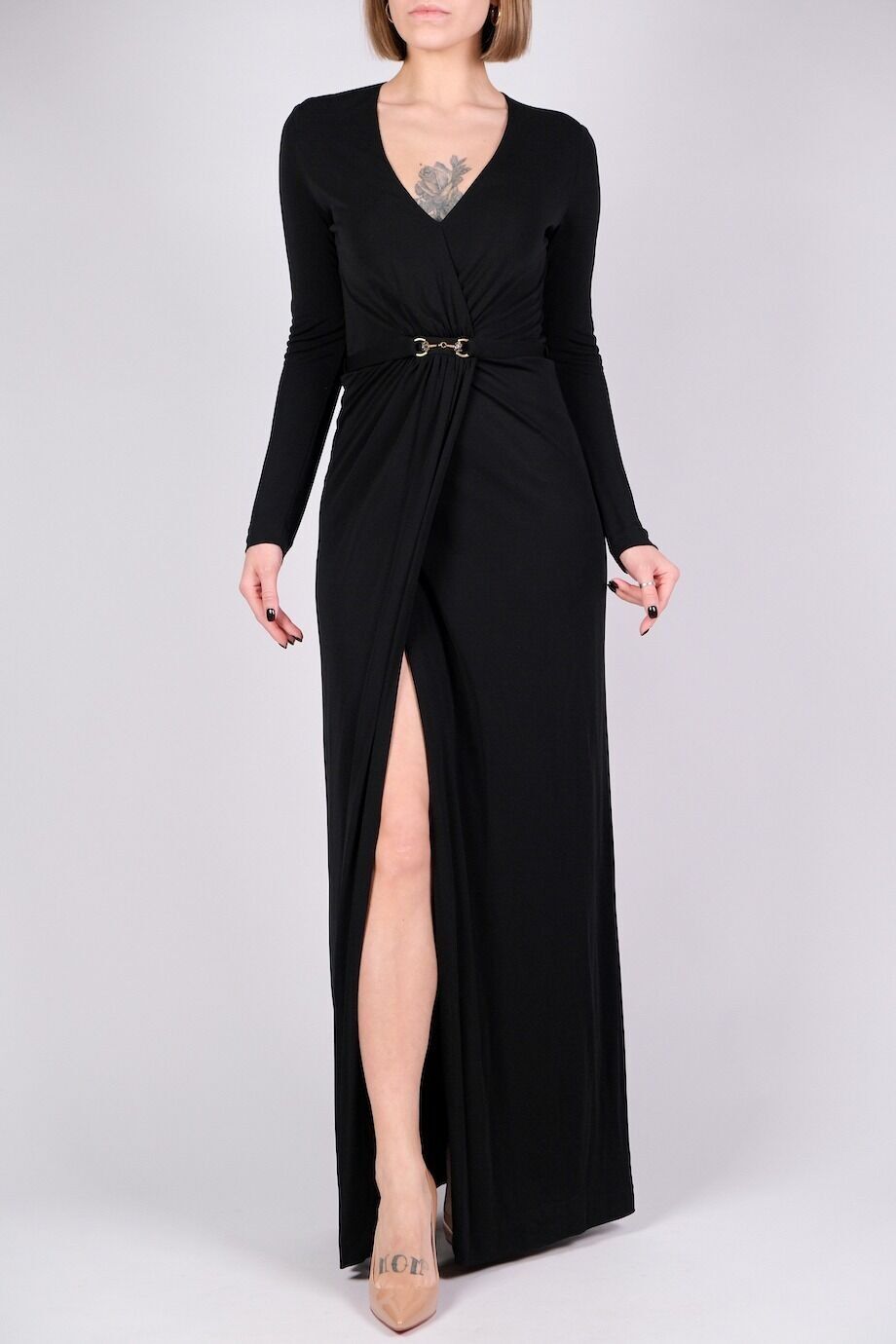 image 1 Платье черного цвета с золотистой фурнитурой на поясе