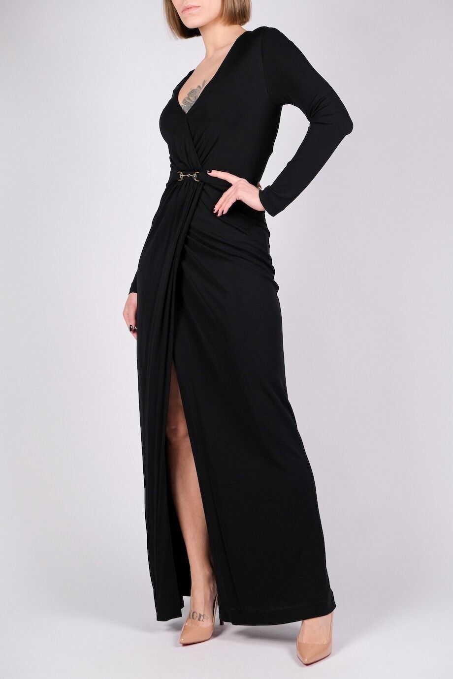 image 2 Платье черного цвета с золотистой фурнитурой на поясе