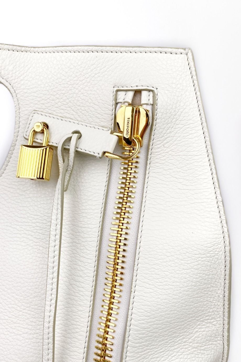 image 3 Сумка белого цвета с золотой фурнитурой
