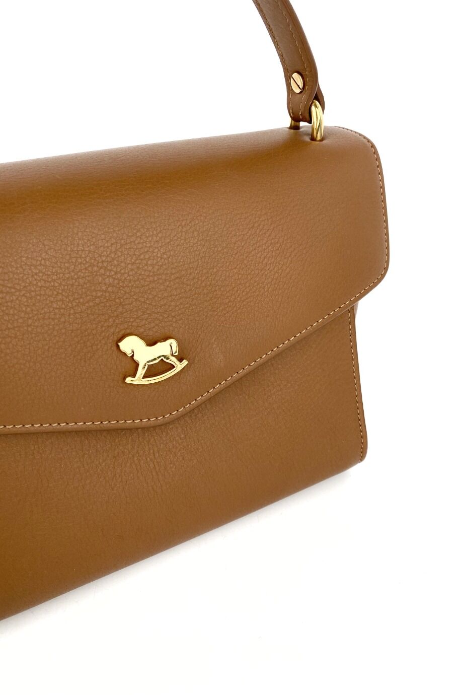 image 3 Сумка карамельного цвета с золотой фурнитурой