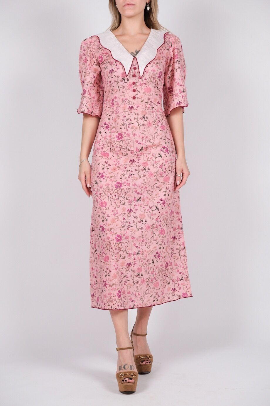 image 1 Платье розового цвета в цветочек с белым воротником