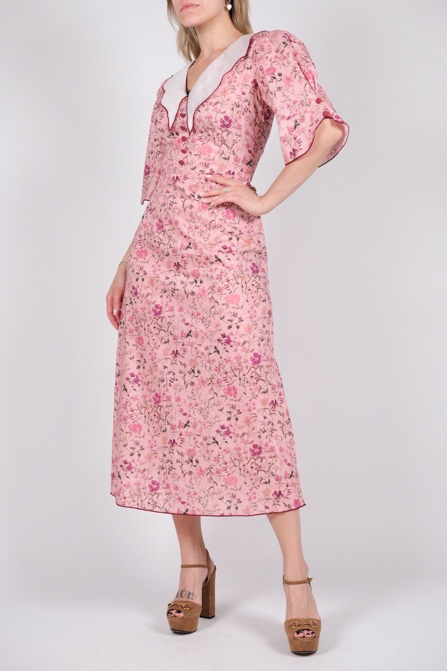 image 2 Платье розового цвета в цветочек с белым воротником