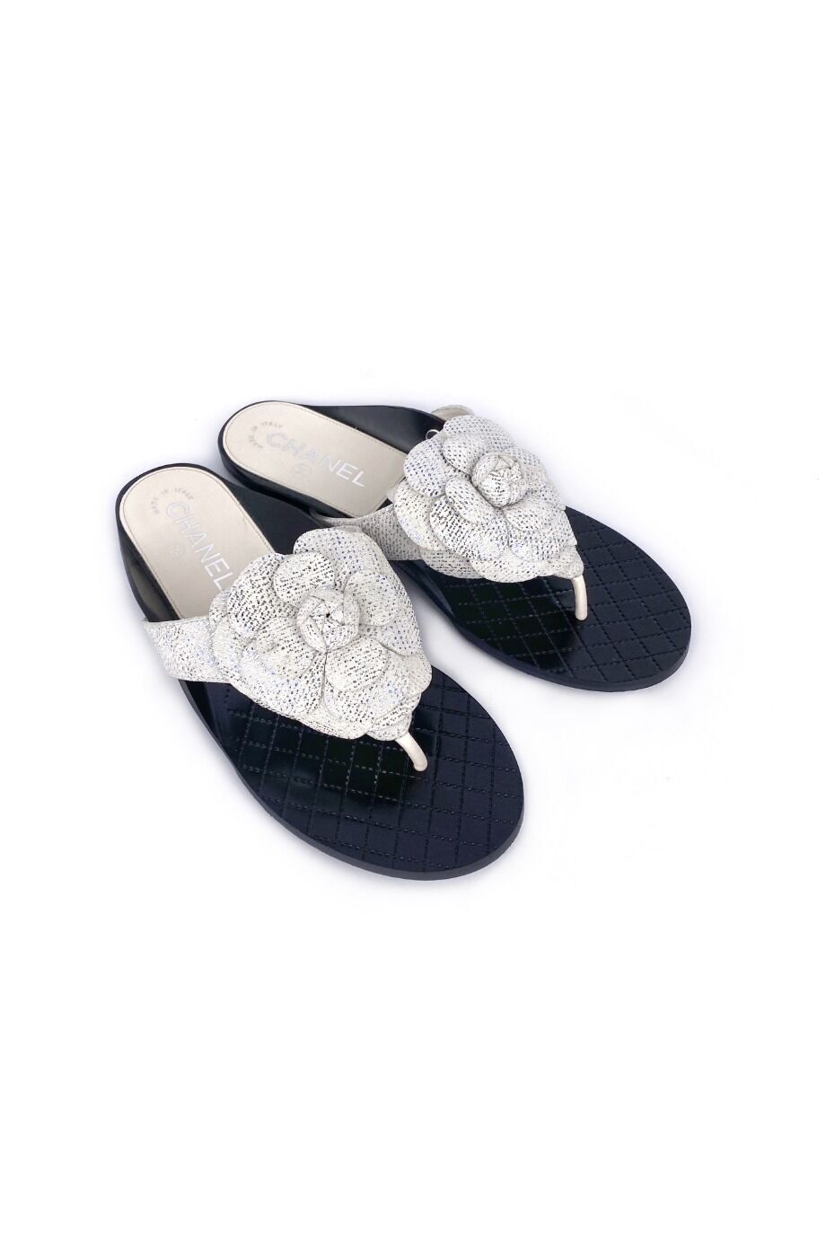 image 1 Шлепанцы черного цвета с камелией