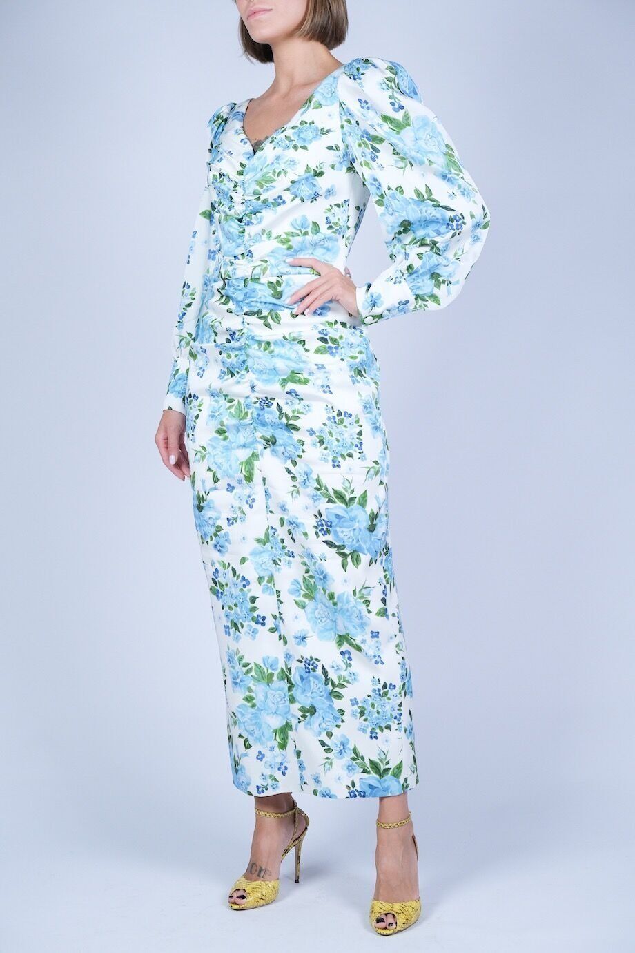 image 1 Платье белого цвета с голубыми розами