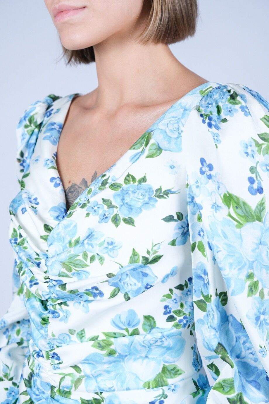 image 2 Платье белого цвета с голубыми розами