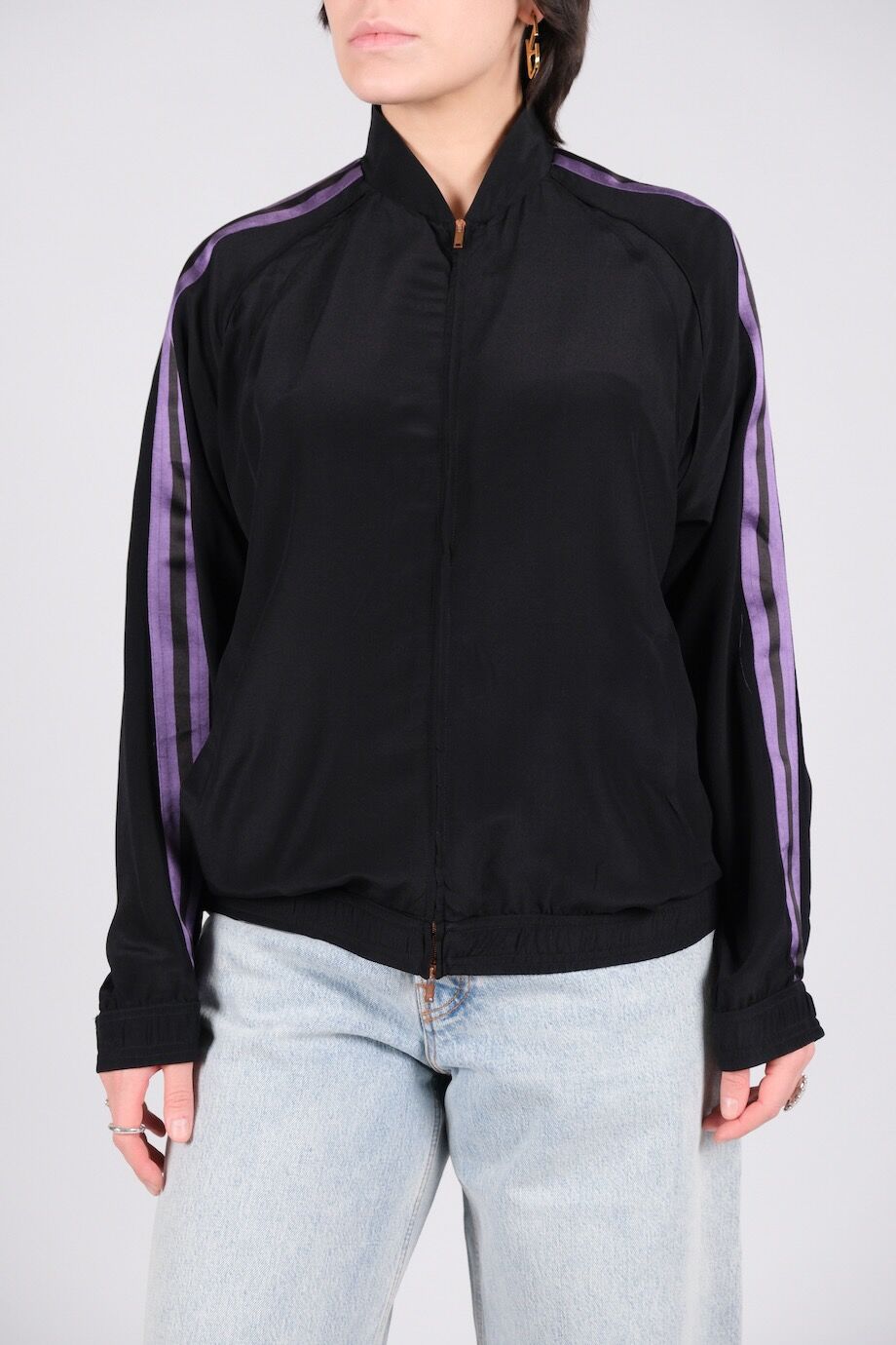 image 1 Шелковый бомбер черного цвета с лиловыми полосками