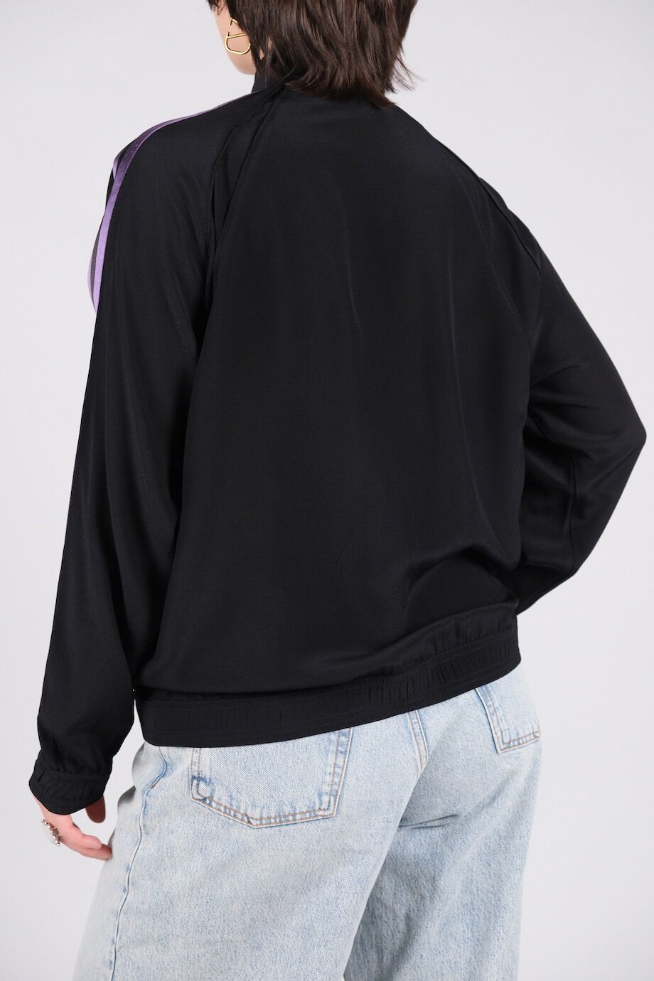 image 3 Шелковый бомбер черного цвета с лиловыми полосками