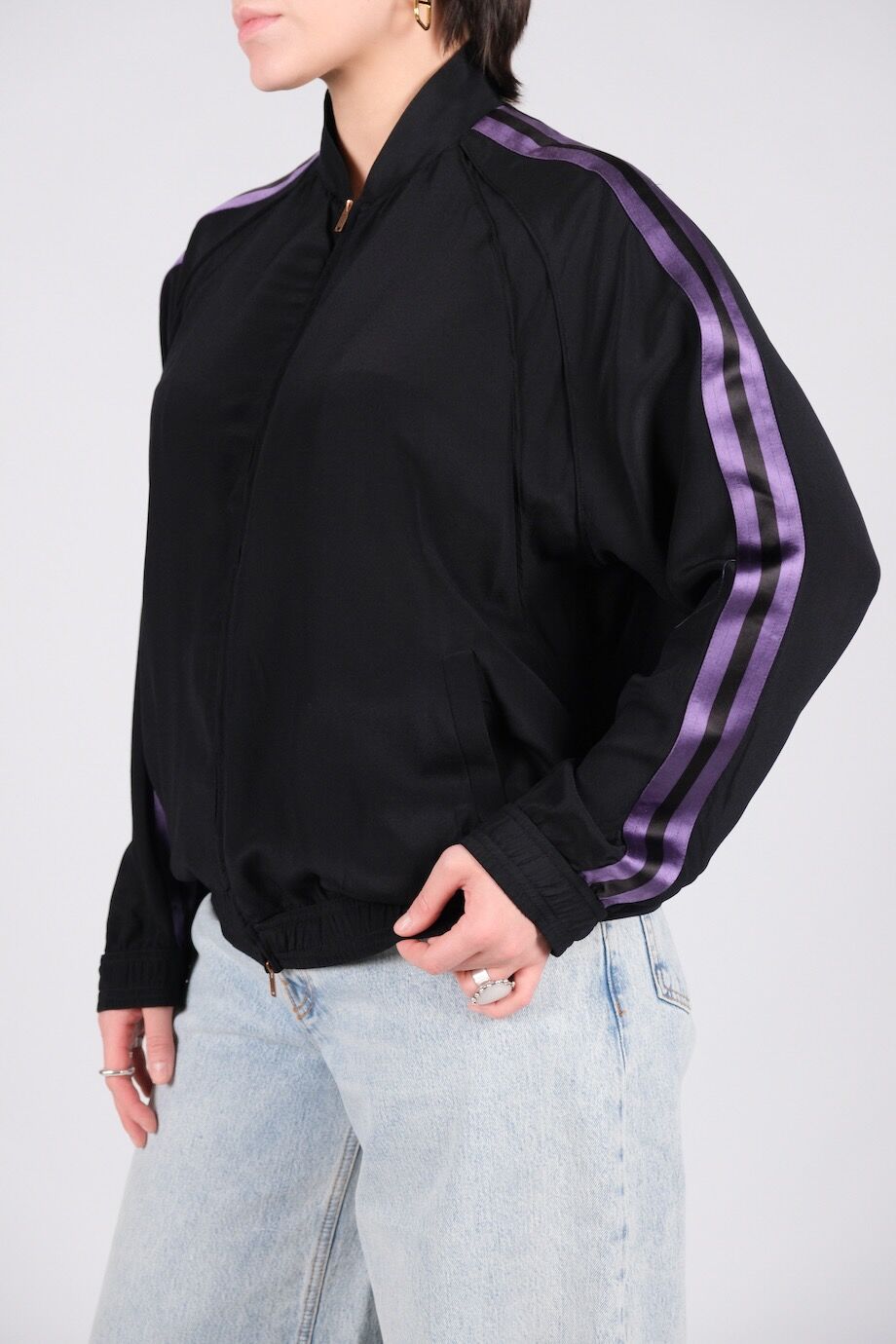 image 2 Шелковый бомбер черного цвета с лиловыми полосками