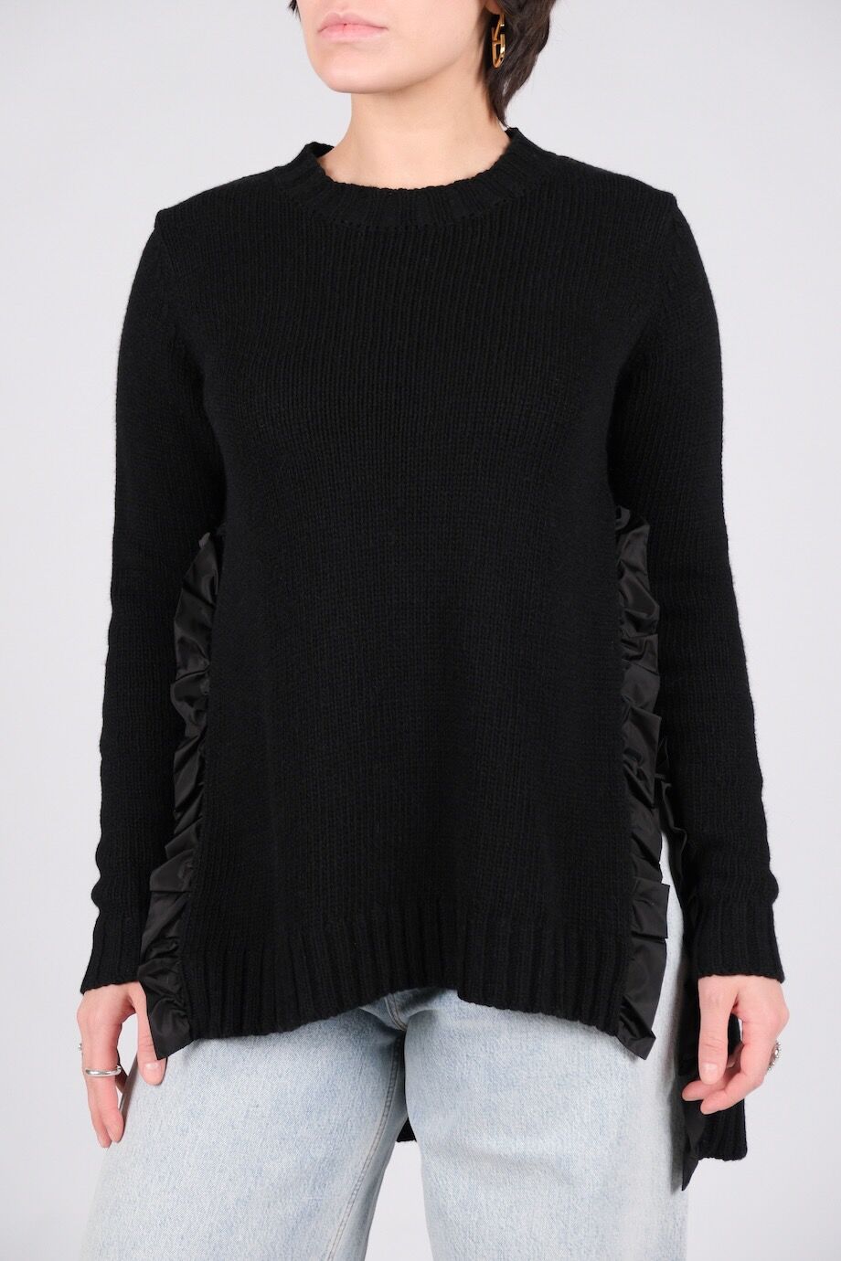 image 1 Свитер черного цвета с воланами на разрезах