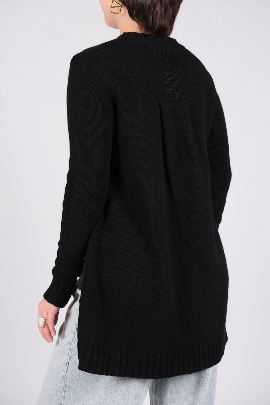 image 3 Свитер черного цвета с воланами на разрезах