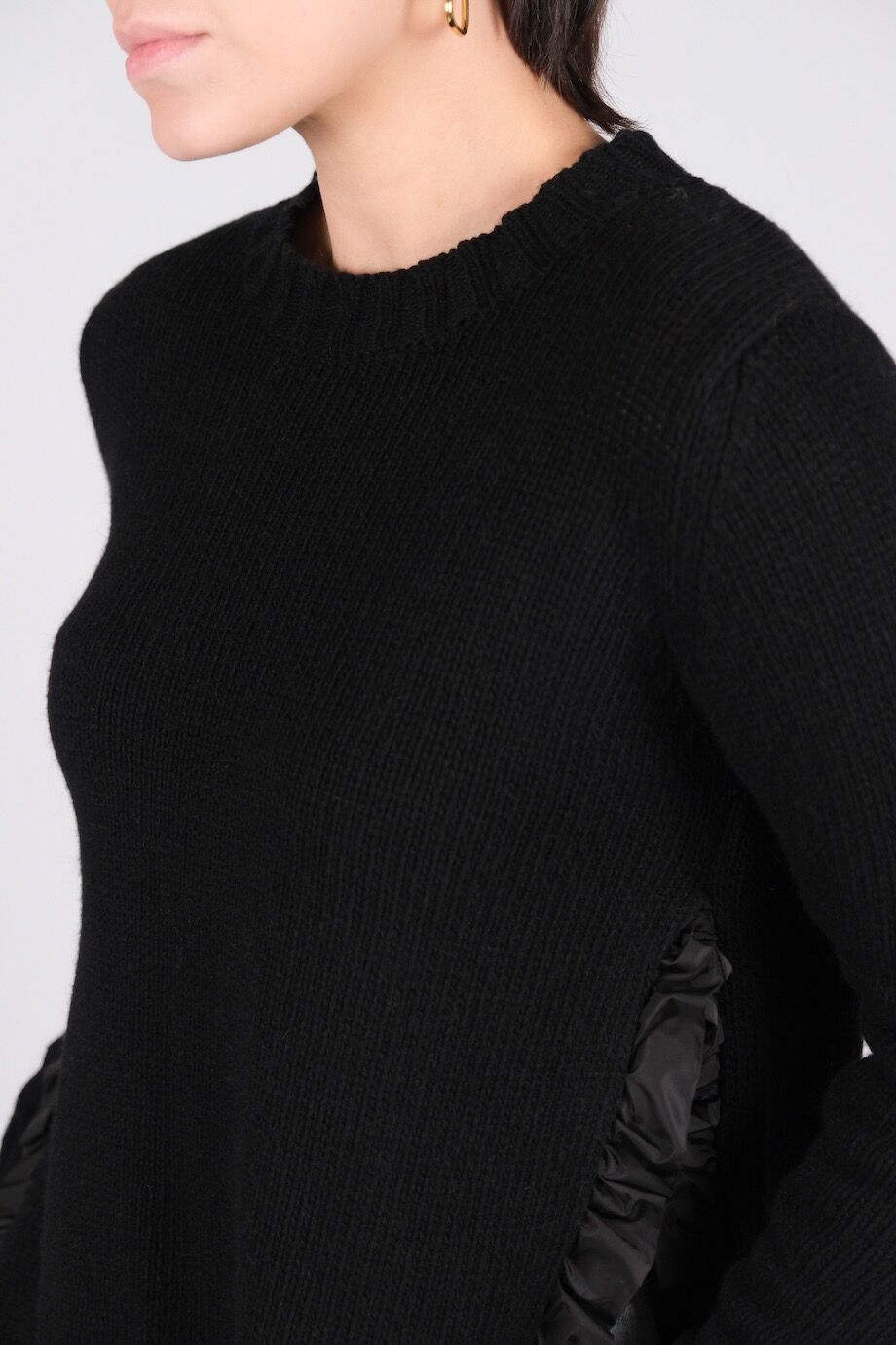 image 4 Свитер черного цвета с воланами на разрезах