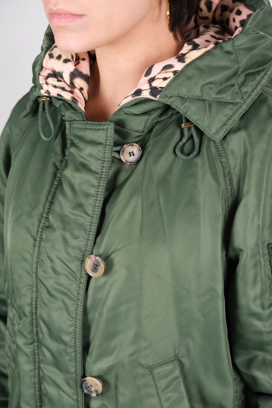 image 4 Бомбер цвета хаки с капюшоном