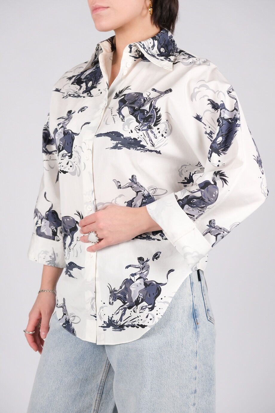 image 2 Рубашка белого цвета с синим принтом