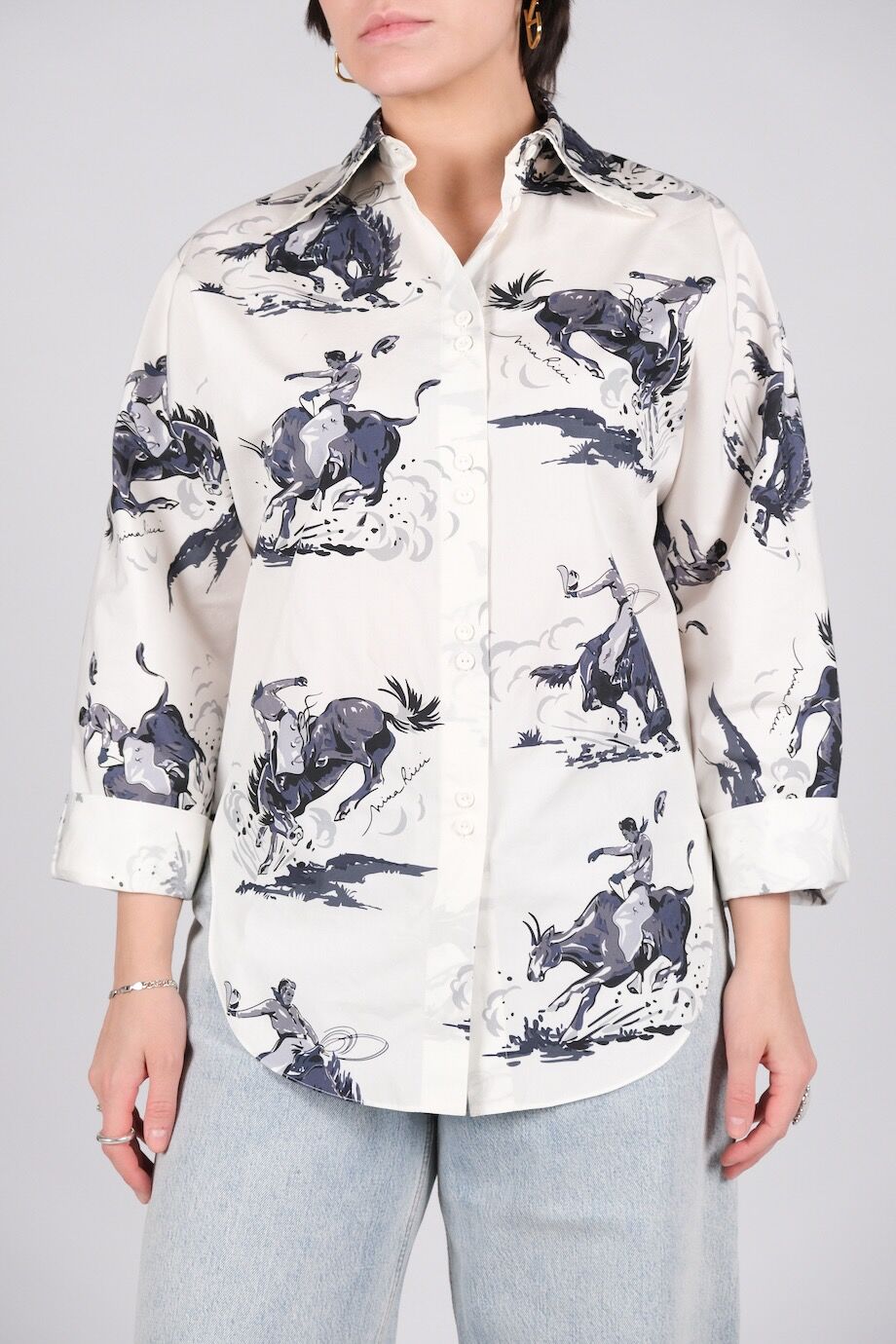 image 1 Рубашка белого цвета с синим принтом