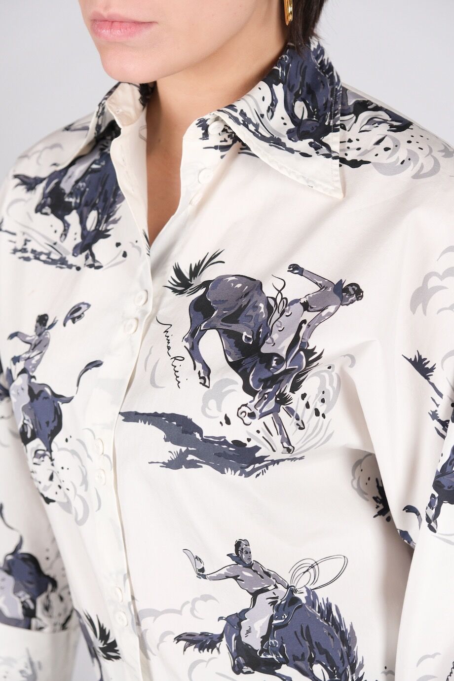 image 4 Рубашка белого цвета с синим принтом