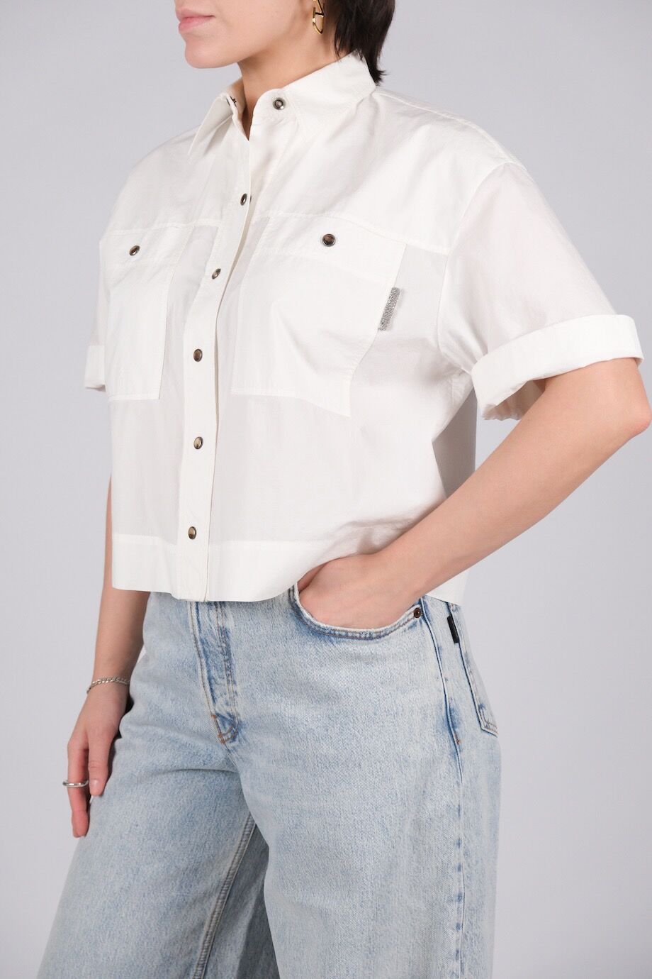 image 2 Укороченная рубашка белого цвета с накладными карманами