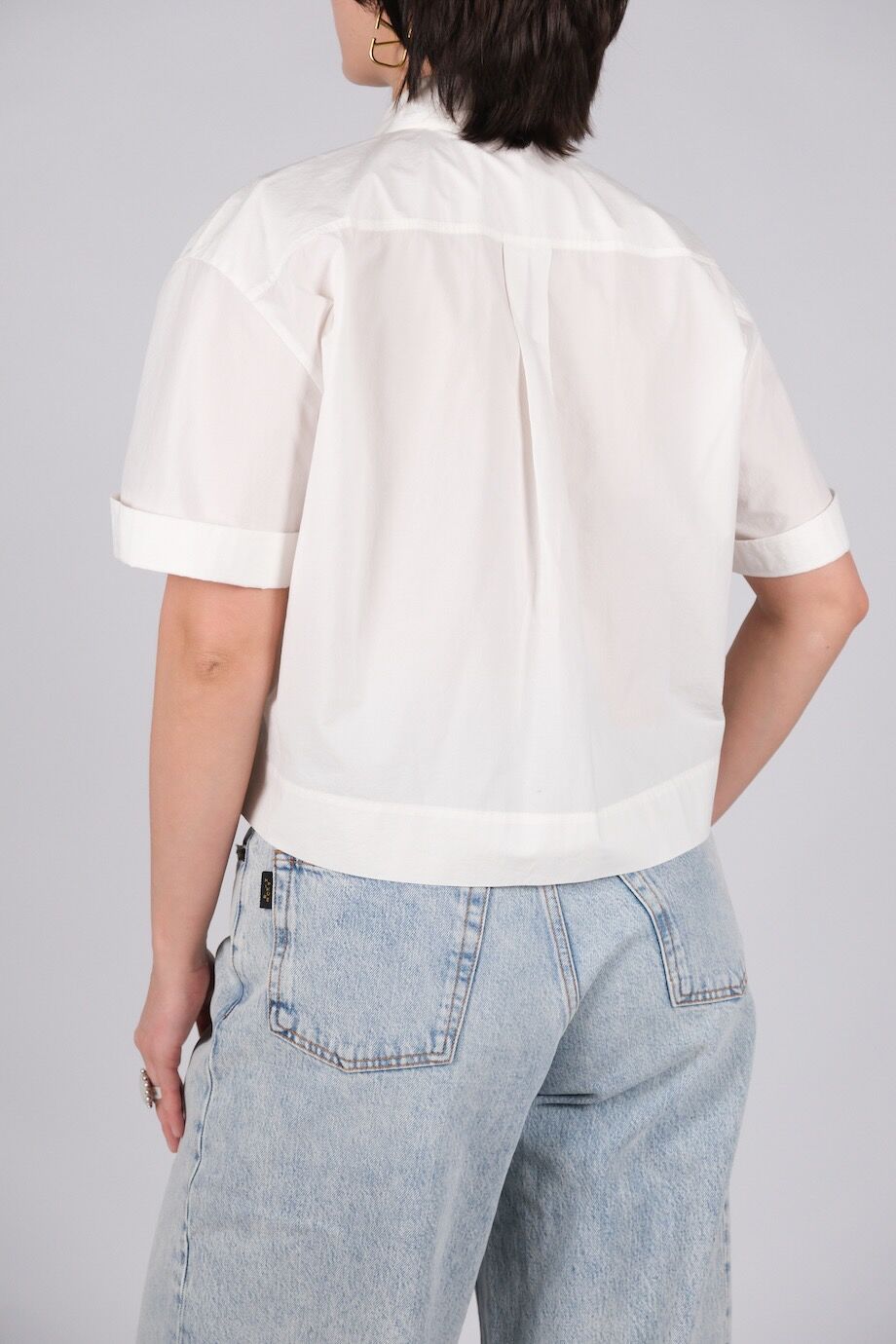 image 3 Укороченная рубашка белого цвета с накладными карманами