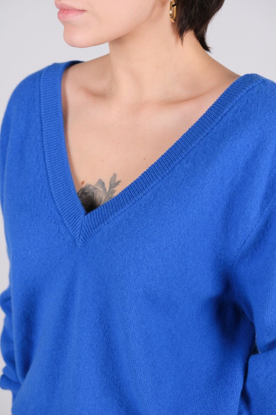 image 4 Свитер с V-образным вырезом ярко-синего цвета