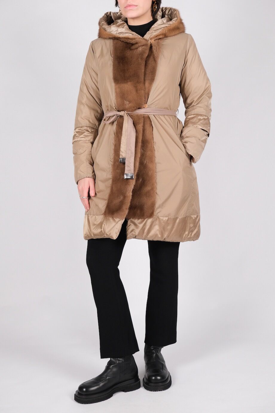 image 1 Пуховик бежевого цвета с меховой оторочкой
