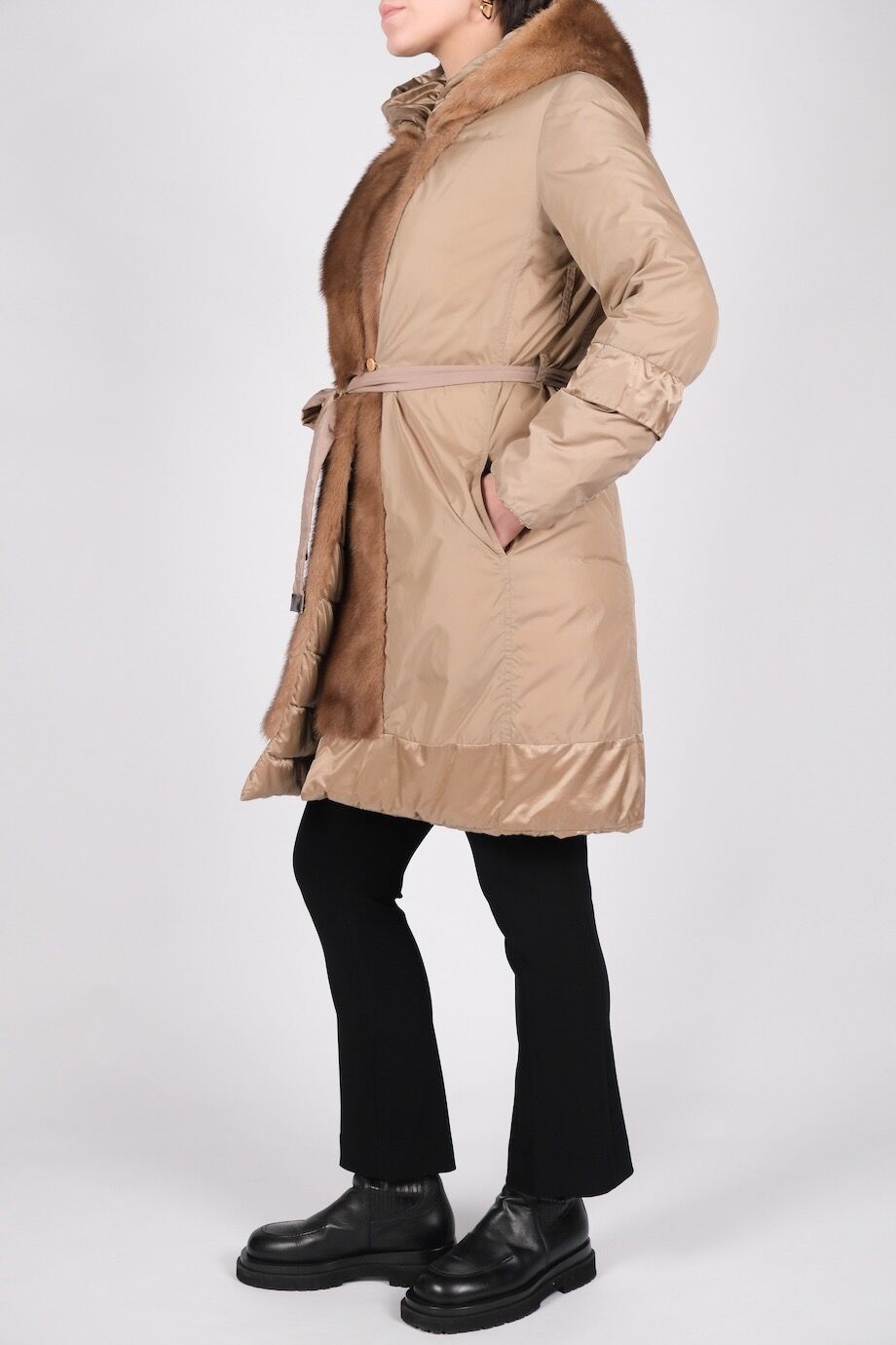 image 2 Пуховик бежевого цвета с меховой оторочкой