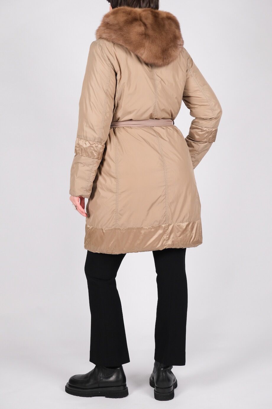 image 3 Пуховик бежевого цвета с меховой оторочкой