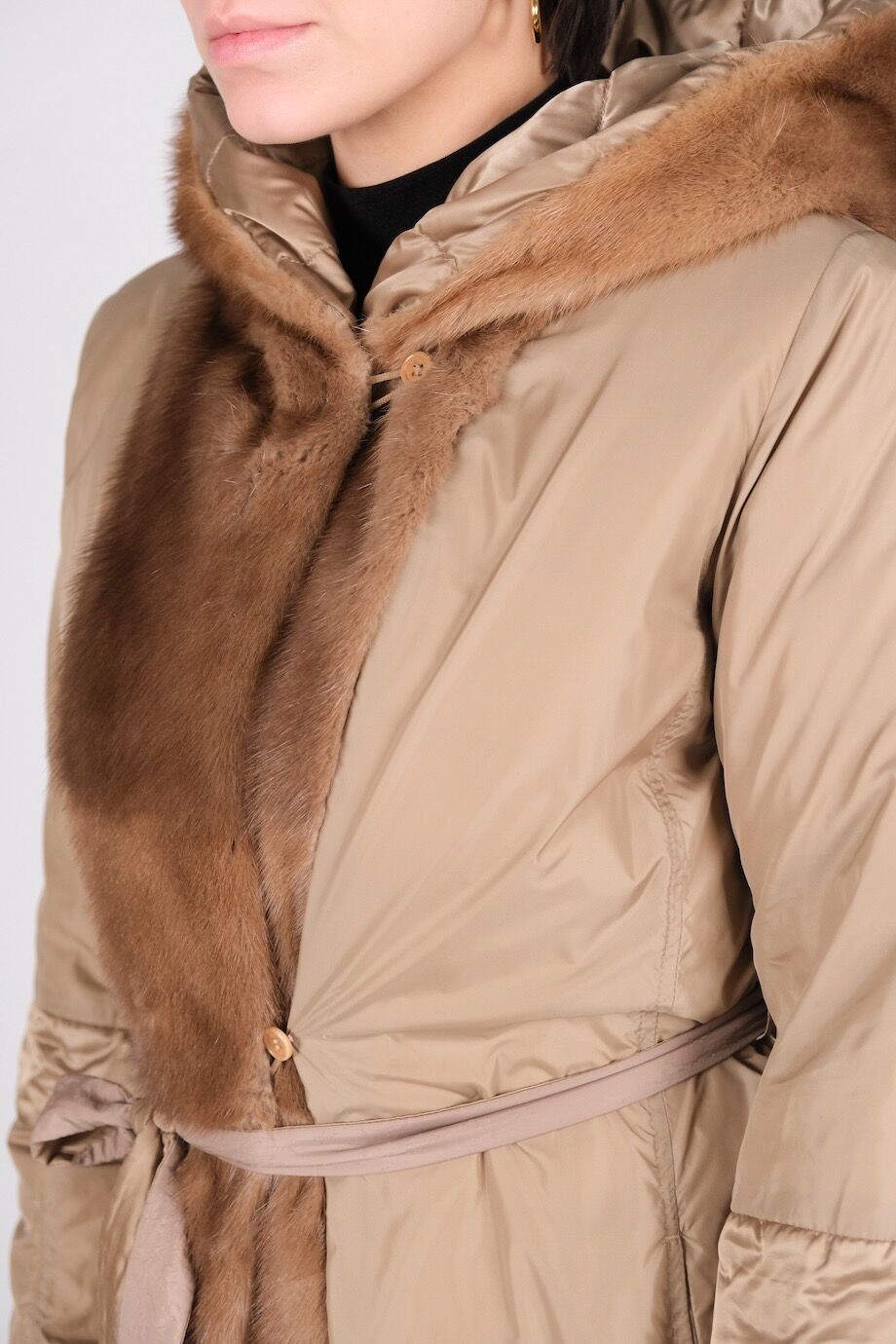 image 4 Пуховик бежевого цвета с меховой оторочкой