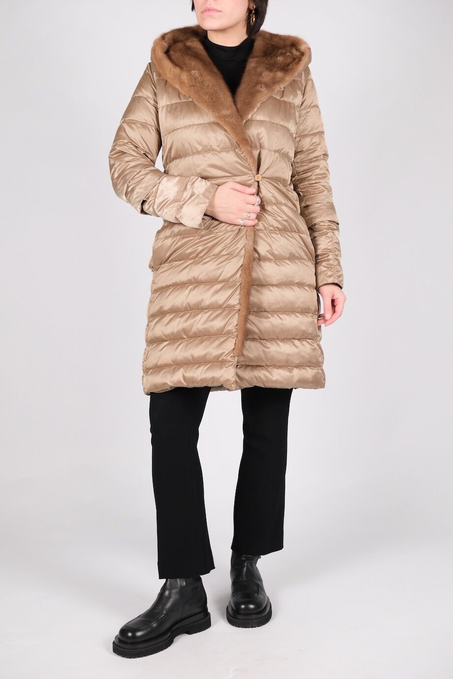 image 5 Пуховик бежевого цвета с меховой оторочкой