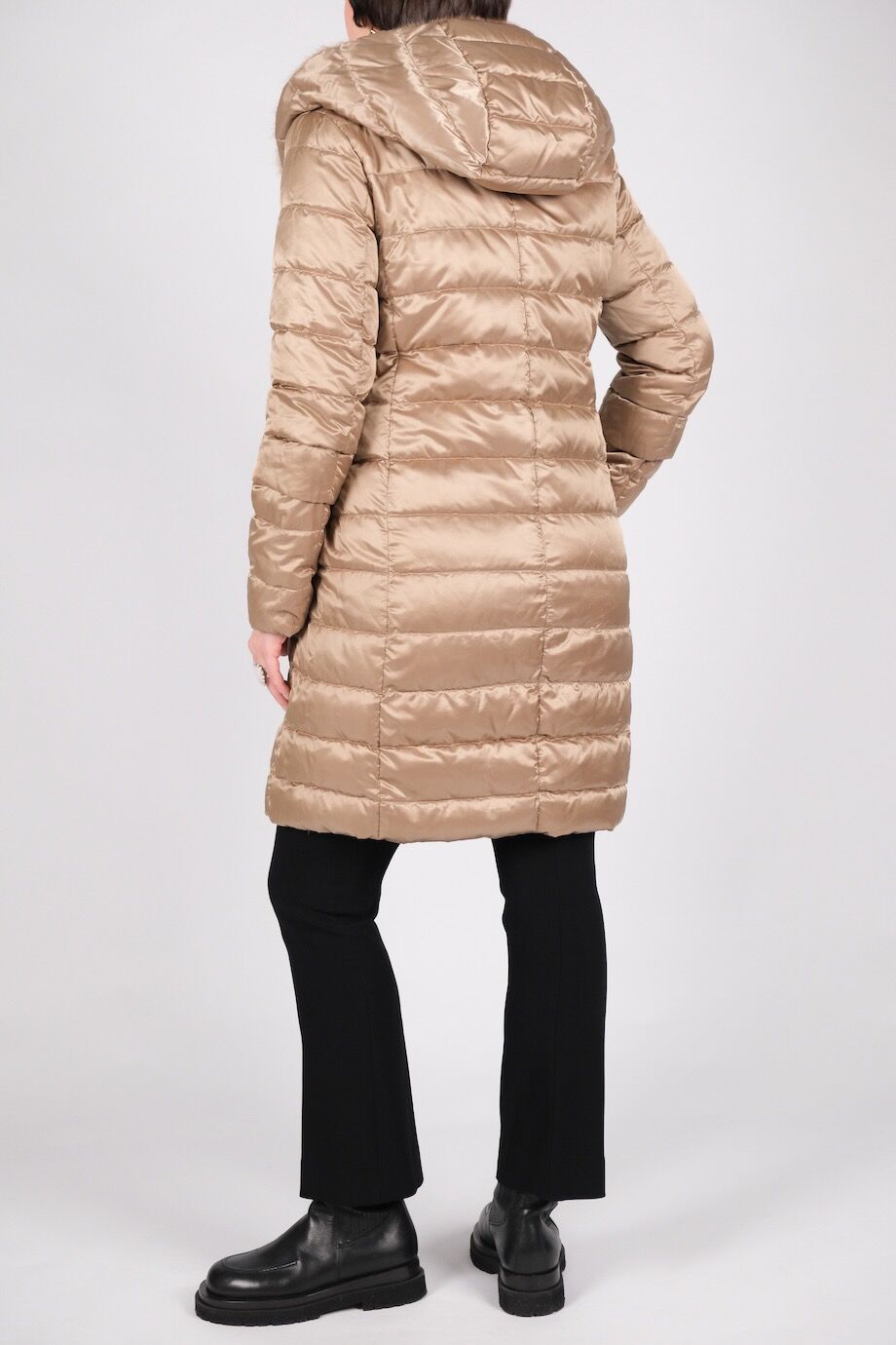image 7 Пуховик бежевого цвета с меховой оторочкой