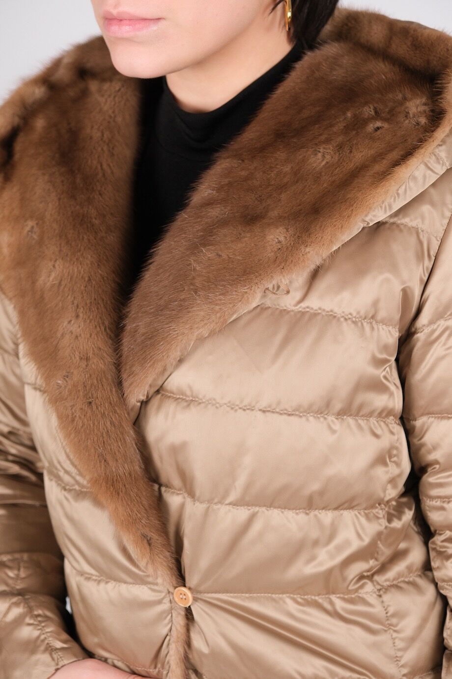 image 8 Пуховик бежевого цвета с меховой оторочкой